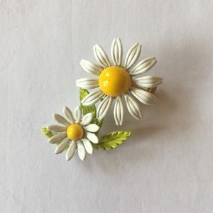 Vintage daisy pin / brooch